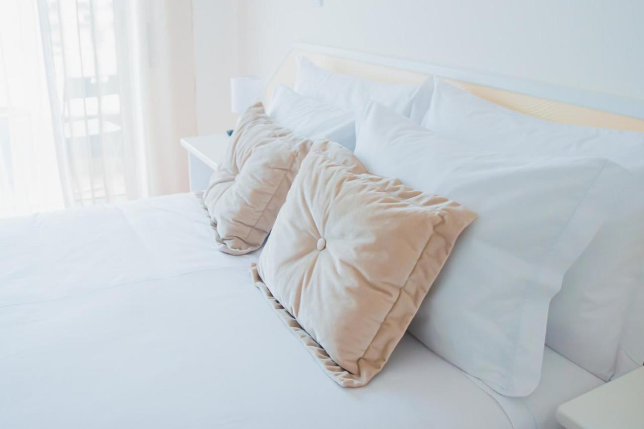 Pedrogao Guesthouse Εξωτερικό φωτογραφία Pillows on a bed